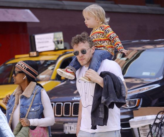 После обвинений в сексуальных домогательствах: бывшего мужа Эмили Ратаковски засняли с сыном