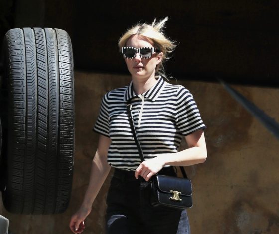 Полоски много не бывает. Доказывает Эмма Робертс