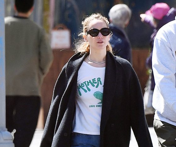 Дженнифер Лоуренс в пальто, которое всегда будет в тренде