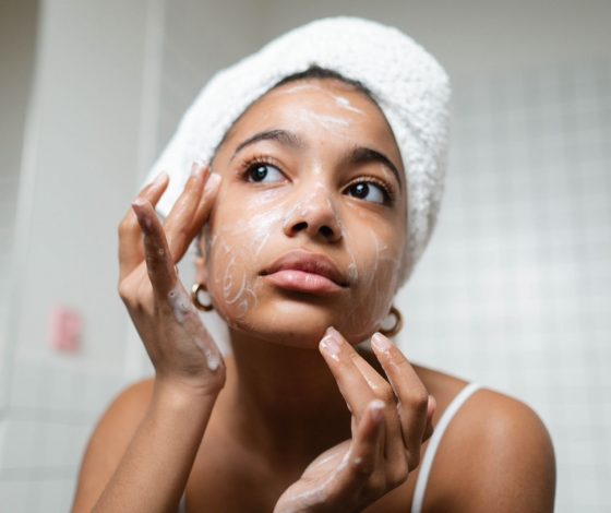 5 лучших очищающих средств для ухода за проблемной кожей лица