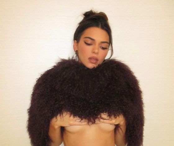 Цвет настроения синий: Кендалл Дженнер появилась в прозрачном платье с перьями