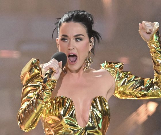 Кэти Перри в провокационном платье из «жидкого золота», которое вошло в историю