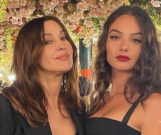 Дочь Моники Беллуччи и Венсана Касселя появилась в прозрачном платье, покрытом тонким кружевом