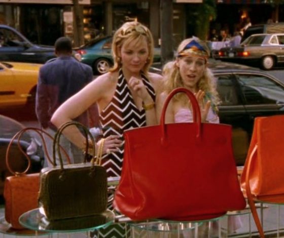 Тренд на «аналоговые сумки» помогает избавиться от думскроллинга