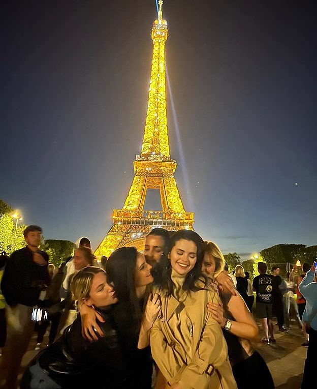 Идеальные каникулы: Селена Гомес вместе с подругами отправилась в Париж
