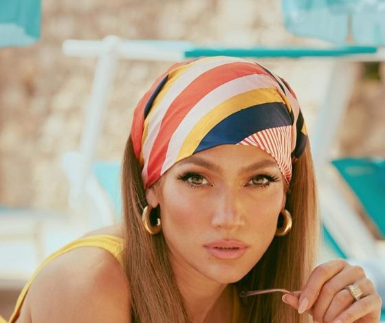 Не бойся выделяться: Дженнифер Лопес показала, как с помощью платка разнообразить пляжный образ