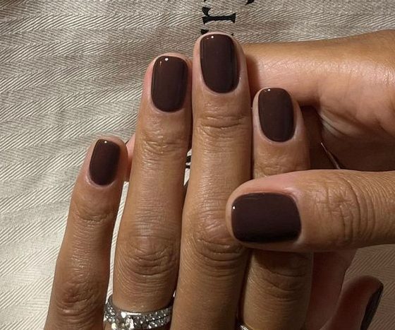 Шоколадные ногти — тренд маникюра из 90-х, который будет популярен этим летом