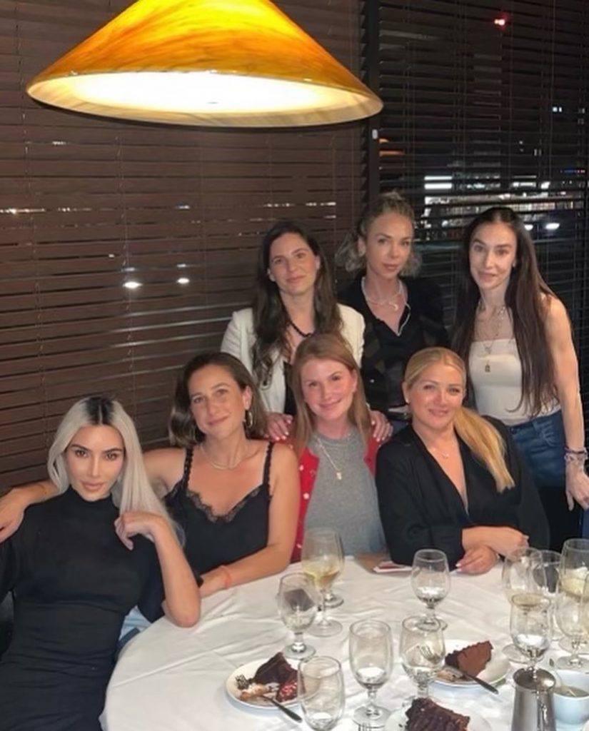 Ким Кардашьян с подругами. Фото: социальные сети