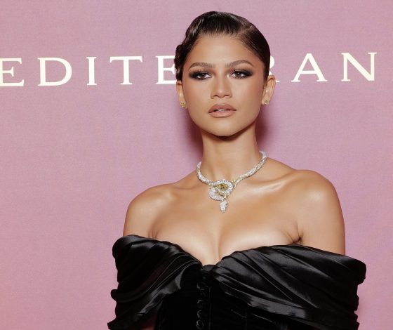 Зендея показала фигуру в облегающем костюме