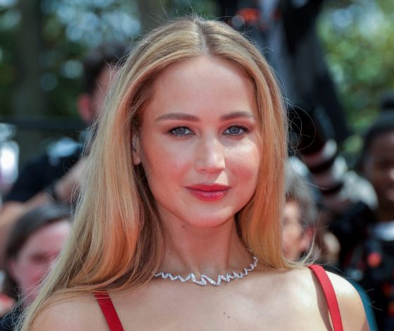 Как испортить образ одним действием? Показывает Дженнифер Лоуренс на Каннском фестивале