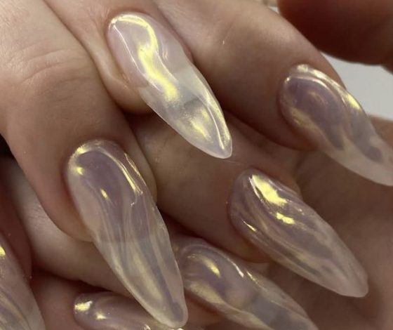 Ногти в стиле русалки – главный тренд летнего маникюра. Вот 10 идей, как его повторить