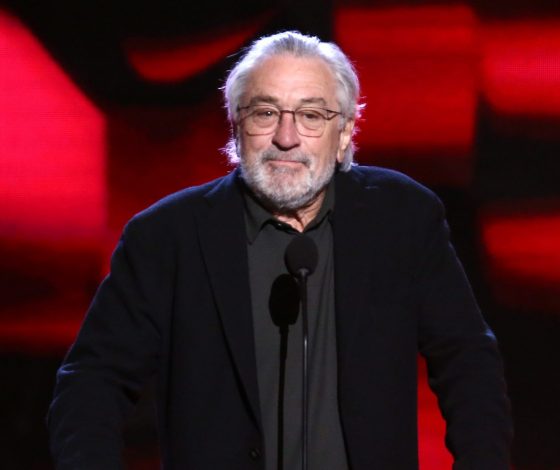 Роберт Де Ниро замечен с возлюбленной и новорожденной дочерью