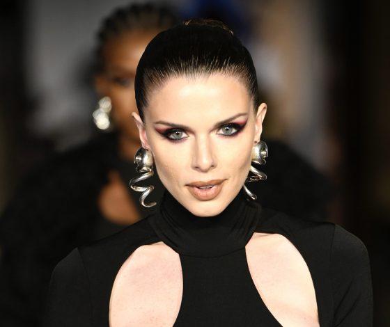 Джулия Фокс появилась в образе из контрацептивов. Да, все верно