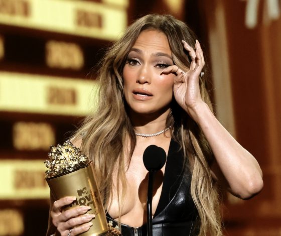 Дженнифер Лопес демонстрирует, как не нужно носить леопардовый принт этой весной