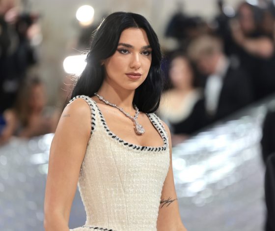 Идеальная пижама для лета: Дуа Липа в соблазнительном шелковом комплекте