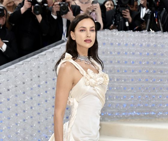 Розы от Ирины Шейк или кристаллы от Николь Кидман: лучшие образы звезд на Met Gala 2023, посвященному Карлу Лагерфельду