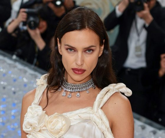 Загорелое тело и идеальные ноги: Ирина Шейк показала фигуру в смелом бикини