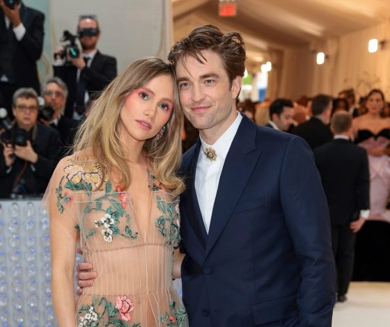 Девушку Роберта Паттинсона заподозрили в беременности: видео