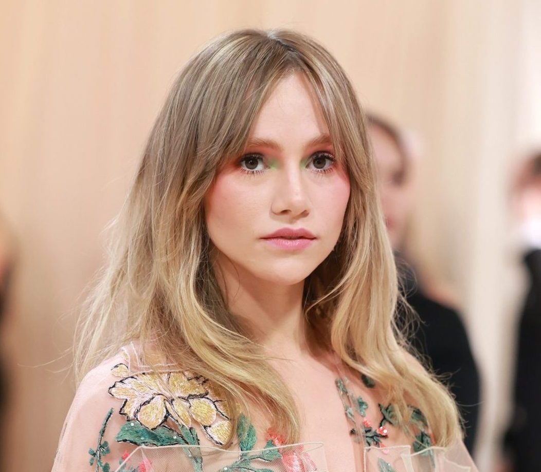 Suki Waterhouse shows off her body in a tight bikini six months after giving birth