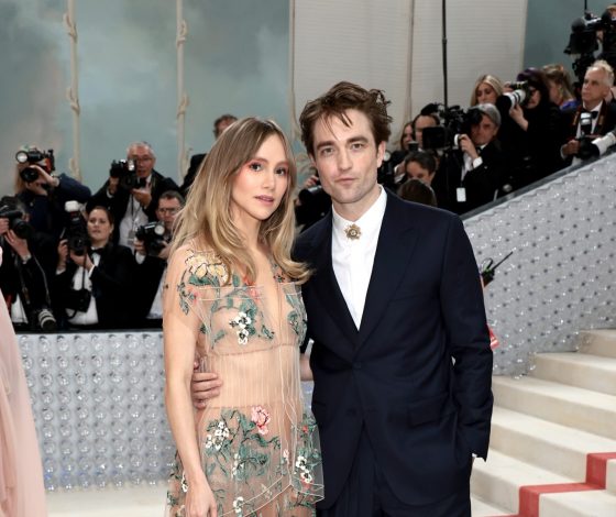 Девушка Роберта Паттинсона впервые беременная вышла в свет