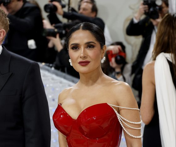 58-летняя Сальма Хайек впечатлила фигурой в купальнике