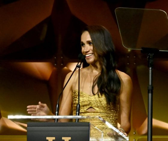 Меган Маркл на гала-вечере в золотом платье с откровенными вырезами