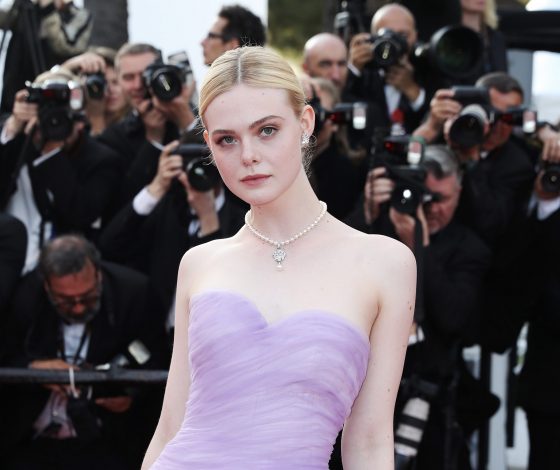 На второй круг: Эль Фаннинг доказывает, что вьетнамки – однозначный тренд этого сезона