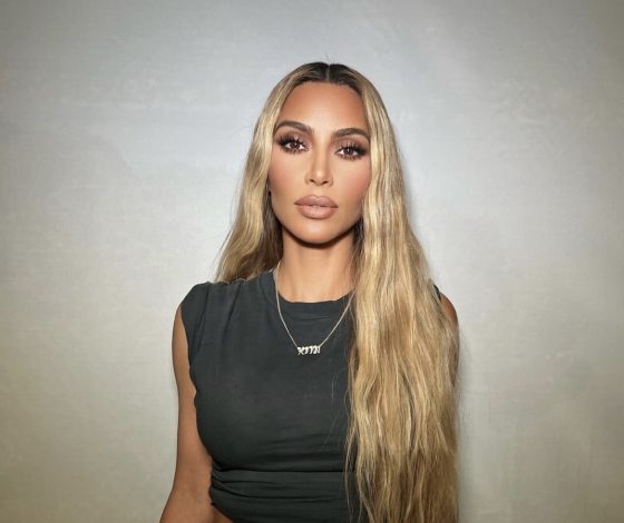 Ким Кардашьян доказывает, что спортивные костюмы в стиле 90-х и 2000-х – самый приятный звездный тренд. Как сердцу, так и телу