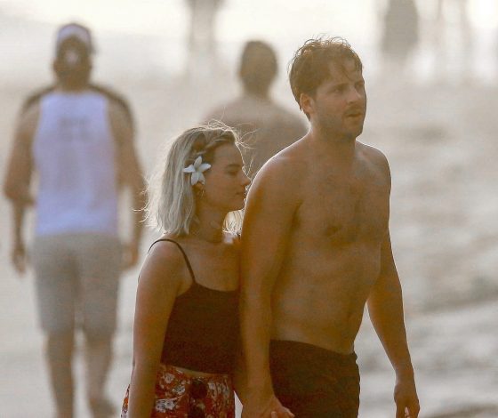 Редкий выход Марго Робби с мужем. Как пара выглядит на фото папарацци? Спойлер: счастливо