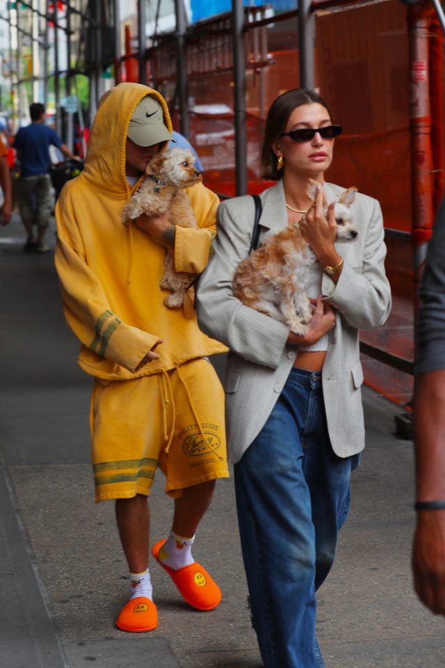 Милее сегодня ты ничего не увидишь: Джастин и Хейли Бибер на прогулке с щенками
