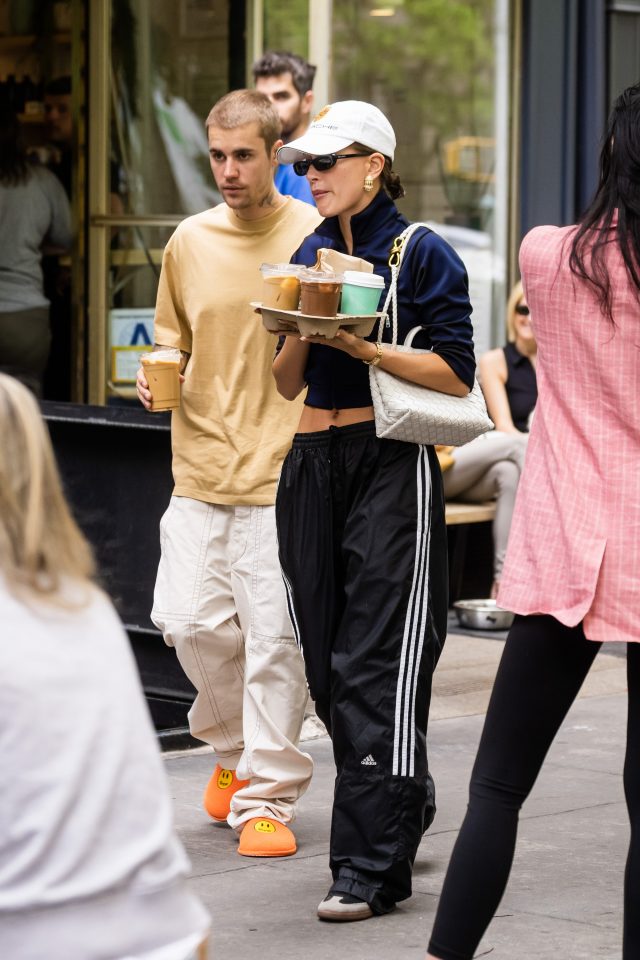 С чем сочетать укороченную спортивную куртку? Хейли Бибер носит с широкими брюками Adidas с лампасами