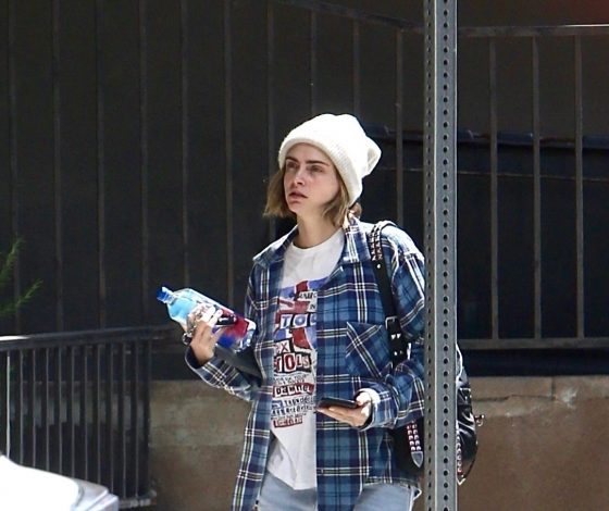 Кара Делевинь гуляет без макияжа в клетчатой рубашке и широких джинсах