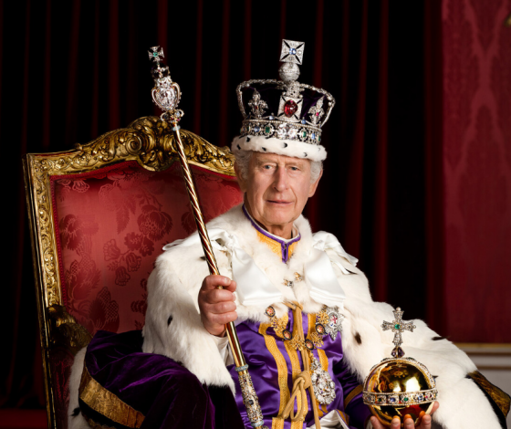 Официальное фото Карла III c сыном принцем Уильямом и внуком Джорджем