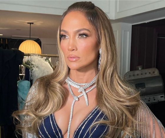 В чем ходить в жару? Дженнифер Лопес выбирает откровенное нижнее белье и босоножки