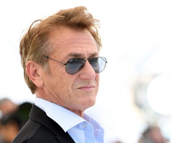 У Шона Пенна новый роман? Актера засняли с девушкой во время поцелуя