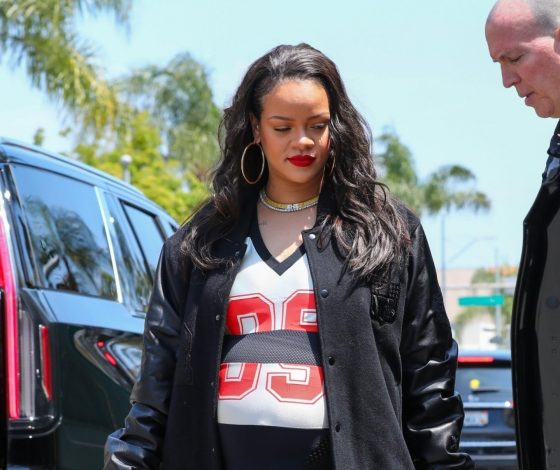 Рианна примерила спортивное платье с кроссовками и бомбером