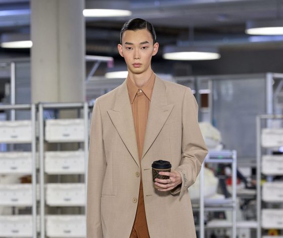 Не выспался? Тогда тебе точно нужна специальная сумка для кофе с показа Fendi