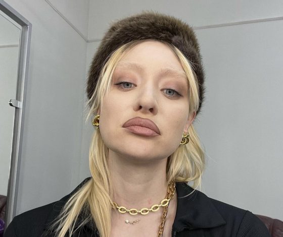 Мария Миногарова примерила эффектное платье с множеством вырезов. Правда, есть одно но