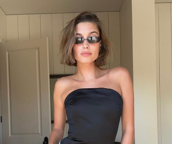 Хейли Бибер сочетает корсет с ультракороткими шортами