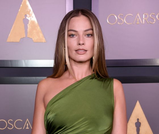 Марго Робби повторила образ самой первой куклы Барби. Мини-платье – в комплекте