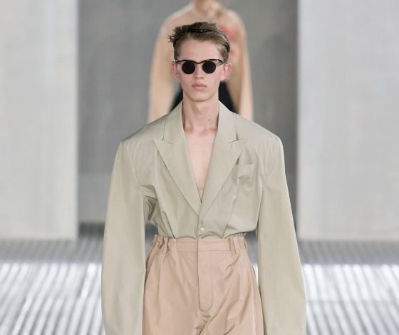 Рубашка, заправленная в шорты – (не)строгий стайлинг-прием с показа Prada, который точно стоит повторить