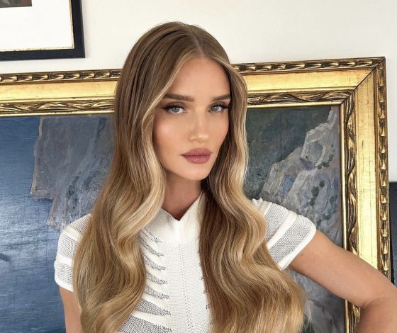 Роузи Хантингтон-Уайтли примерила идеальный комплект для летних прогулок. Микрошорты прилагаются