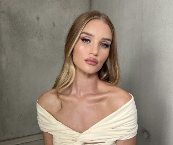 Правильное решение: Роузи Хантингтон-Уайтли примерила слитный купальник, который можно смело носить и в городе