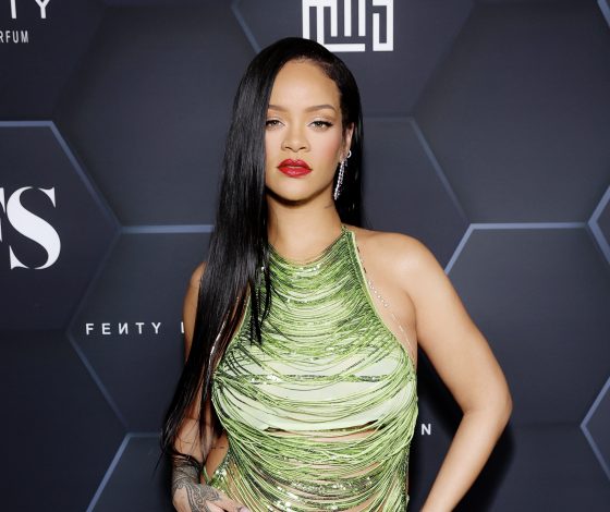 Рианна появилась в мини-платье. И, да – на поздних сроках беременности