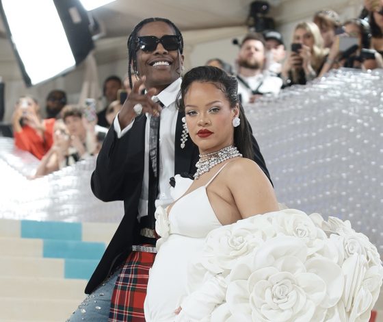 Рианна появилась в эффектном прозрачном платье. И наглядно намекнула, на каком она месяце беременности