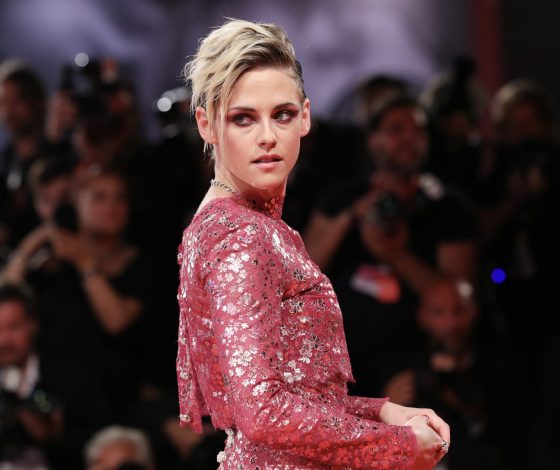 Кристен Стюарт носит туфли на платформе в союзе с высокими носками (и этим летом мы будем делать так же)