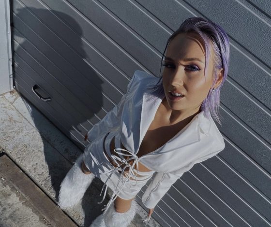 Клава Кока примерила купальник, который можно смело назвать вечной классикой. Правда, не в самом «традиционном» цвете