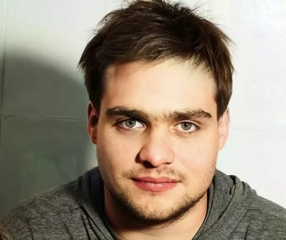 Сын Михаила Ефремова выпал из окна. Рассказываем, что известно