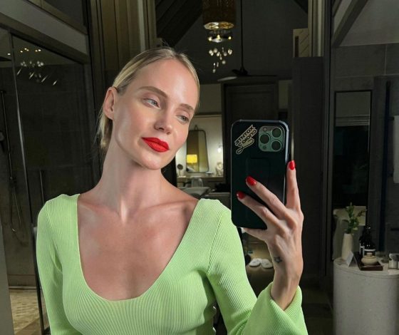 Глюкоза примерила соблазнительное мини с открытой спиной