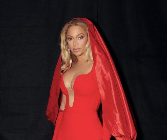 Бейонсе появилась в мини-платье с глубоким декольте. И объявила код «Красный»